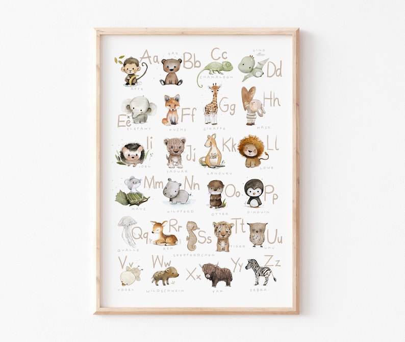 Op de afbeelding: Een kleurrijk alfabetkaart met ge&iuml;llustreerde dieren voor elke letter. De dieren zijn getekend in een cartoon-stijl met aquarel-achtige texturen. De letters zijn in bruine tekst met de namen van de dieren eronder in kleinere bruine tekst.
