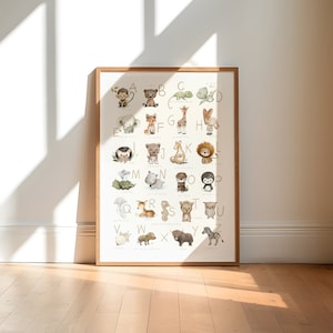 Peut inclure: Une affiche d'alphabet encadr&eacute;e avec un fond blanc et un cadre brun. Chaque lettre de l'alphabet est associ&eacute;e &agrave; un animal diff&eacute;rent, illustr&eacute; dans un style aquarelle. Les animaux comprennent un singe, un ours, un cam&eacute;l&eacute;on, un dragon, un &eacute;l&eacute;phant, un renard, une girafe, un h&eacute;risson, un iguane, un jaguar, un kangourou, un lion, un singe, un hippopotame, un hibou, un pingouin, une caille, un rhinoc&eacute;ros, un paresseux, un tigre, une tortue, une vip&egrave;re, un morse, un poisson aux rayons X, un yak et un z&egrave;bre.