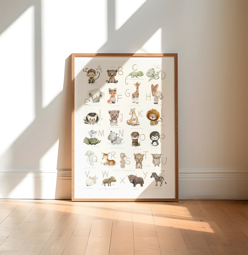 Peut inclure: Une affiche d'alphabet encadr&eacute;e avec un fond blanc et un cadre brun. Chaque lettre de l'alphabet est associ&eacute;e &agrave; un animal diff&eacute;rent, illustr&eacute; dans un style aquarelle. Les animaux comprennent un singe, un ours, un cam&eacute;l&eacute;on, un dragon, un &eacute;l&eacute;phant, un renard, une girafe, un h&eacute;risson, un iguane, un jaguar, un kangourou, un lion, un singe, un hippopotame, un hibou, un pingouin, une caille, un rhinoc&eacute;ros, un paresseux, un tigre, une tortue, une vip&egrave;re, un morse, un poisson aux rayons X, un yak et un z&egrave;bre.