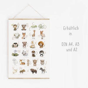 Peut inclure: Une affiche alphabet color&eacute;e mettant en sc&egrave;ne des animaux de la jungle. Chaque lettre de l'alphabet est associ&eacute;e &agrave; une illustration d'animal, comme un singe pour A, un ours pour B, un cam&eacute;l&eacute;on pour C et un dinosaure pour D. L'affiche est disponible en tailles DIN A4, A3 et A2.