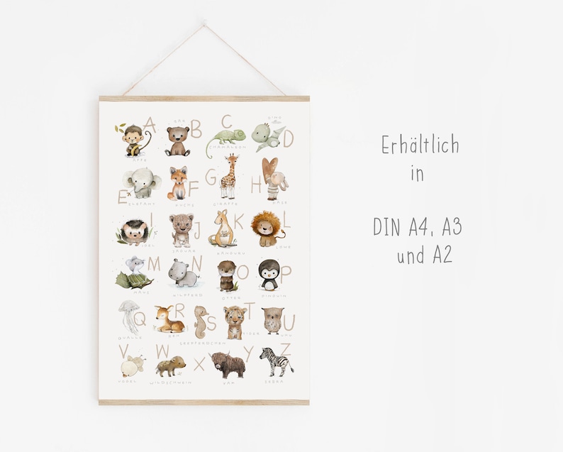 Peut inclure: Une affiche alphabet color&eacute;e mettant en sc&egrave;ne des animaux de la jungle. Chaque lettre de l'alphabet est associ&eacute;e &agrave; une illustration d'animal, comme un singe pour A, un ours pour B, un cam&eacute;l&eacute;on pour C et un dinosaure pour D. L'affiche est disponible en tailles DIN A4, A3 et A2.
