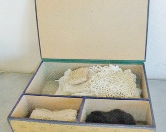 Alte Reste von Baumwoll Häkelborten in Vintage Aufbewahrungsbox