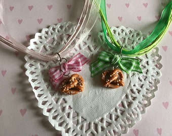 Brezel Kette Fimo, Trachtenschmuck, Breze mit Schleifchen, Halskette mit Brezel