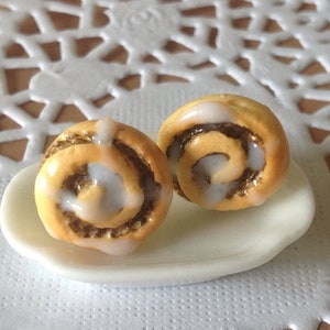 Zimtschnecken Ohrstecker mit Zuckerguß, Polymerclay Schmuck, Fimo Zimtschnecken, Kuchen Ohrstecker