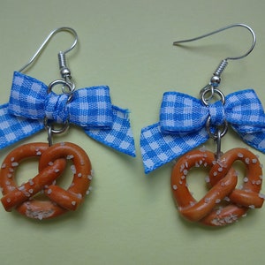 Brezel Ohrringe aus Fimo, Polymer clay Breze, Trachtenschmuck, Oktoberfest, Wiesn, Breze, kariertes Schleifchen image 1