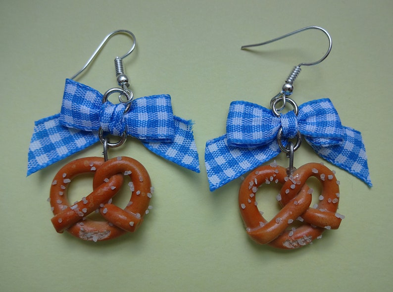 Brezel Ohrringe aus Fimo, Polymer clay Breze, Trachtenschmuck, Oktoberfest, Wiesn, Breze, kariertes Schleifchen image 1