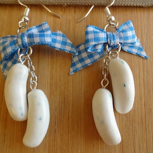 Weißwurst Ohrringe aus Fimo, Bayern  Ohrschmuck, Polymerclay Ohrringe, karierte Schleifchen, Trachtenschmuck, Oktoberfest, Wiesn