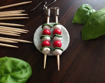 Caprese Salat Ohrringe aus Fimo, Polymerclay Ohrringe, Tomaten Mozzarella Basilikum Spieße,Fimo Essen, ausgefallener Schmuck