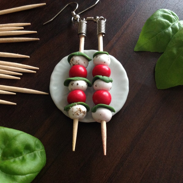 Caprese Salat Ohrringe aus Fimo, Polymerclay Ohrringe, Tomaten Mozzarella Basilikum Spieße,Fimo Essen, ausgefallener Schmuck