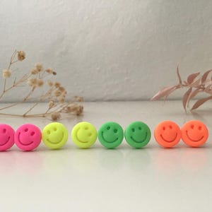 Neon Smiley Ohrstecker aus Fimo, Runde Ohrstecker Polymer Clay, Modeliermasse, Handgemachter Schmuck, Geschenk Freundin, gute Laune Schmuck