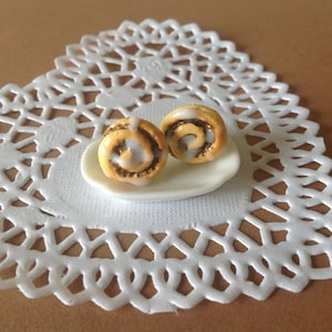 Zimtschnecken Ohrstecker mit Zuckerguß, Polymerclay Schmuck, Fimo Zimtschnecken, Kuchen Ohrstecker image 3