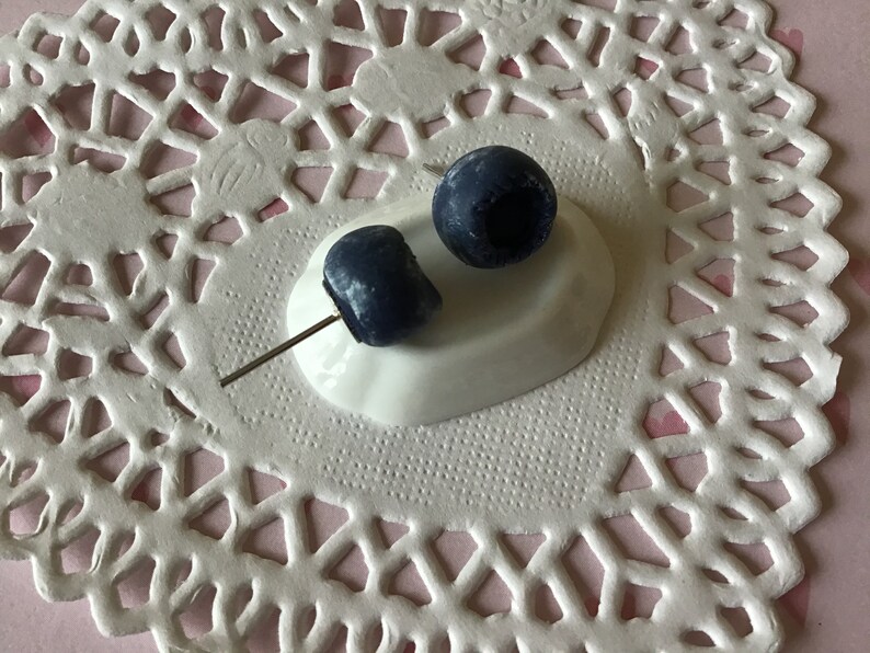 Blaubeeren Ohrstecker, Fimo Schmuck, Polymer clay Schmuck, Kawaii Fimo, Bild 1