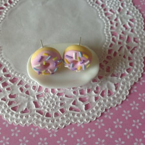 Donut Ohrstecker, Fimo Schmuck, Polymer clay Schmuck, Kawaii Fimo, süßer Schmuck, Miniatur Essen