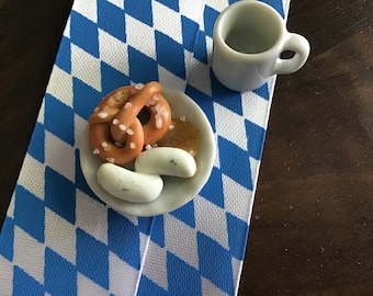 Brezel mit Weißwurst und Senf, Puppenhaus Miniaturen 1:12, Fimo Essen,