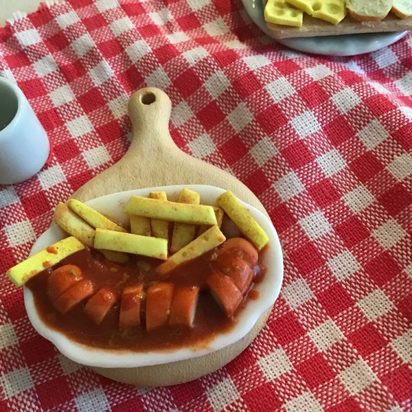 Currywurst mit Pommes,Miniaturen Maßstab 1:12, Fimo Essen, Polymerclay Fakefood, Puppenstube