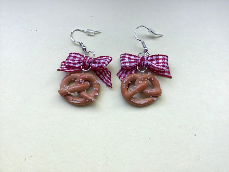 Brezel Ohrringe aus Fimo, Polymer clay Breze, Trachtenschmuck, Oktoberfest, Wiesn, Breze, kariertes Schleifchen image 2