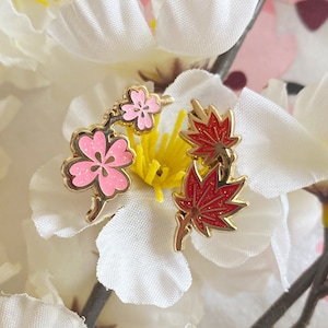 Sakura Blumen, Rote Ahornblätter, Mini Emaille Pins, Japanische Folklore, Schreinbewohner