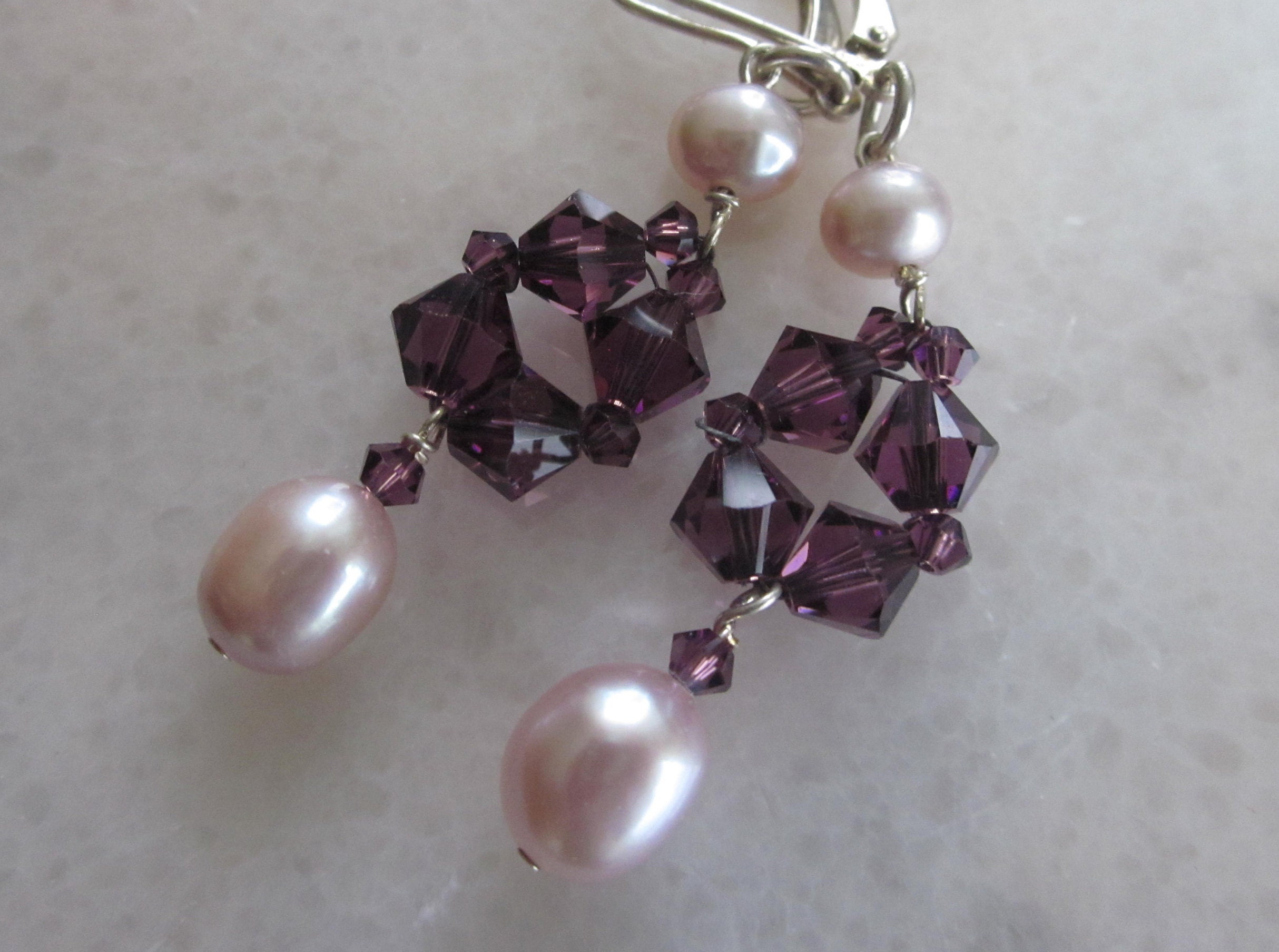 orecchini di perle filettati a mano con cristalli Swarovski Orecchini in foglia viola opaco e rosé Gioielli Orecchini Orecchini chandelier 