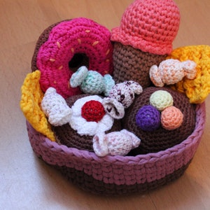 Accessories, sweets for shop or children's kitchen, 6 pieces plus basket, crocheted