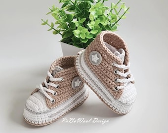Dunkelbeige/Hellgrau gehäkelte Babyturnschuhe gehäkelte Babysneaker gehäkelte Babyschuhe mit doppelter Sohle, Schnürsenkel und Ösen