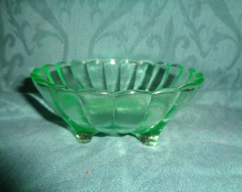 Antique*Small glass bowl*Beautiful*Vintage*Original 1935*Wonderful green*