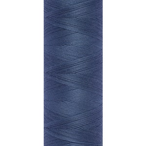 Może przedstawiać: Szpulka niebieskiej nici do szycia z etykietą "Toldi 100% Polyester" i "Col 112".