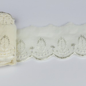 Lace with hole embroidery & shell edge - vanilla