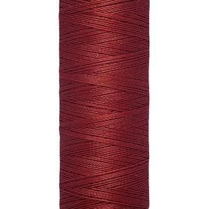 Pode incluir: Uma bobina de fio vermelho Gutermann com um rótulo branco que diz "Gutermann" e "200 m - 220 yds/vgs".
