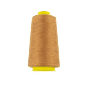 Könnte beinhalten: Eine Spule mit braunem Garn und einer gelben Kunststoffspule.