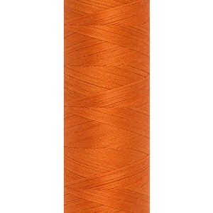 Op de afbeelding: Een spoel oranje draad met het label "Toldi 100% Polyester" en "Col 351".