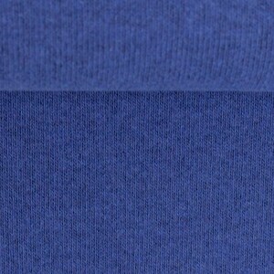 Puede incluir: Primer plano de una tela azul de punto con textura acanalada.