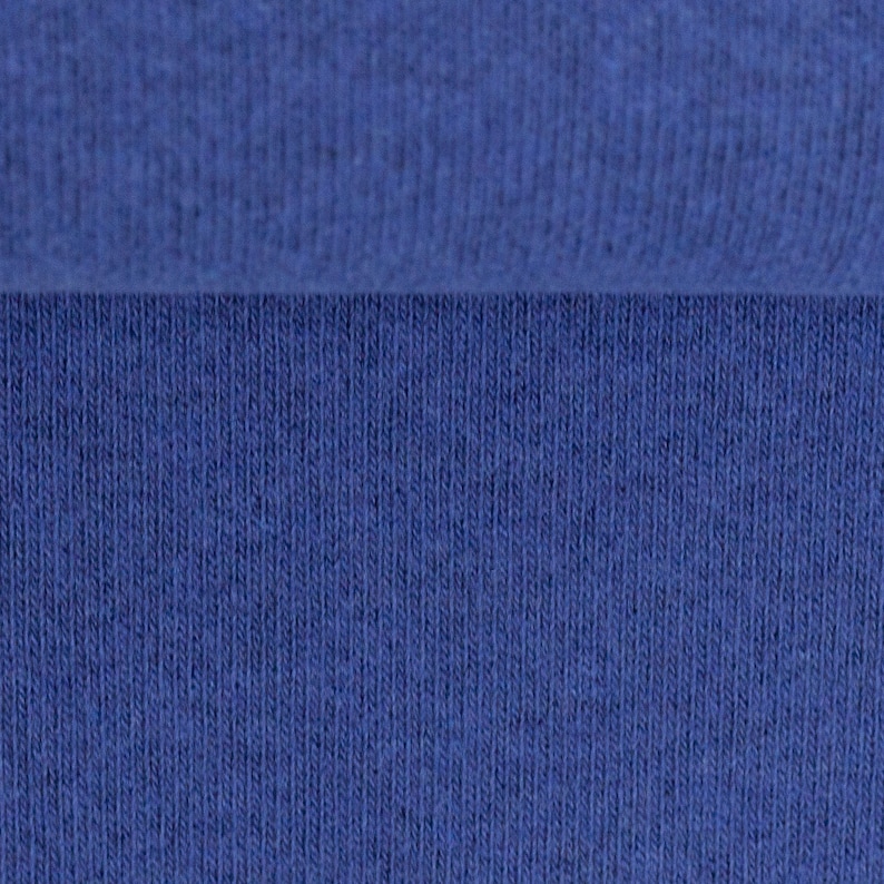 Puede incluir: Primer plano de una tela azul de punto con textura acanalada.