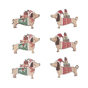 Könnte beinhalten: Sechs hölzerne Dackel-Anhänger mit roten und grünen Weihnachtspullovern und Mützen. Jeder Dackel trägt einen Stapel verpackter Geschenke.