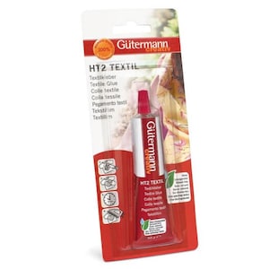 Peut inclure: Un tube de colle textile Gütermann HT2 Textil rouge et blanc. Le tube est étiqueté en plusieurs langues, dont l'anglais, l'allemand, le français, l'italien, l'espagnol et le polonais. La colle est conçue pour être utilisée sur les textiles et convient à une variété de projets d'artisanat.