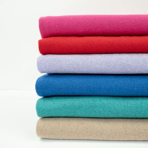 Puede incluir: Un conjunto de seis muestras de tela en varios colores, incluyendo rosa, rojo, lavanda, azul, verde azulado y beige.