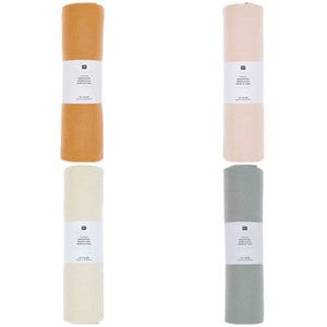 Op de afbeelding: Vier opgerolde geweven doeken in verschillende kleuren: mosterdgeel, lichtroze, crème en grijsgroen. Elke doek heeft een wit label met tekst. De doeken zijn ongeveer 50 x 100 cm groot.