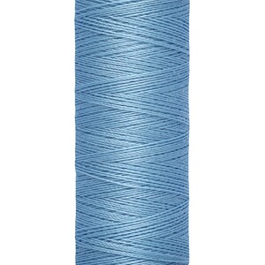 Könnte beinhalten: Eine Spule Gütermann-Garn in hellblau. Die Spule ist mit "200 m - 220 yds/vgs" beschriftet.