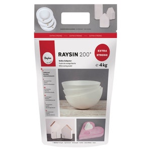 Könnte beinhalten: Ein weißer Beutel mit Rayher RAYSIN 200 weißem Gießpulver, beschriftet mit "Extra Strong" und "e 4 kg". Der Beutel zeigt Beispiele für fertige Projekte, darunter Schalen, Häuser und ein Herz.