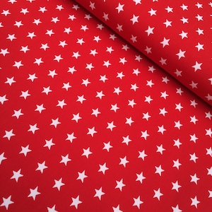 Op de afbeelding: Rode stof met een wit sterrenpatroon. De stof is doormidden gevouwen, waardoor het patroon aan beide kanten zichtbaar is.