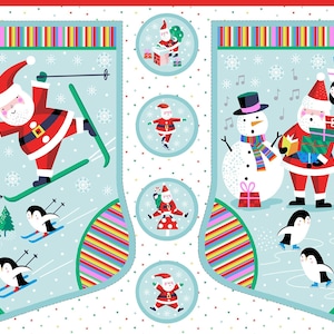 Könnte beinhalten: Zwei Weihnachtsstrümpfe mit verschiedenen Winterszenen. Der Strumpf links zeigt den Weihnachtsmann beim Skifahren mit Pinguinen. Der Strumpf rechts zeigt den Weihnachtsmann beim Singen mit einem Schneemann und Pinguinen beim Schlittschuhlaufen.