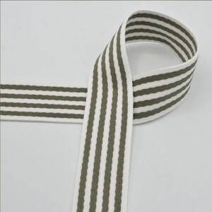 Peut inclure: Ruban en coton à rayures blanches et vert olive. Le ruban mesure environ 2,5 cm de large.