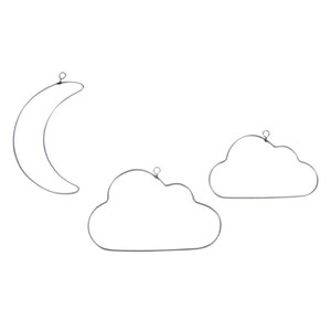 Op de afbeelding: Drie metalen draadvormen, een halve maan en twee wolken, met een kleine lus aan de bovenkant van elke vorm om op te hangen.