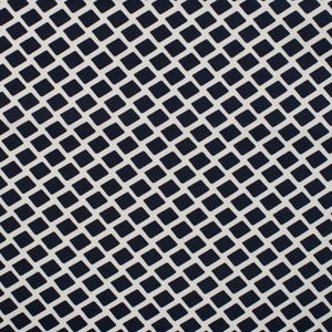 Może przedstawiać: Tkanina z powtarzającym się geometrycznym wzorem ciemnogranatowych kwadratów ułożonych w siatkę, oddzielonych cienkimi, przecinającymi się białymi liniami, które tworzą spójny, jednolity efekt rombowej kratki na całej powierzchni materiału.