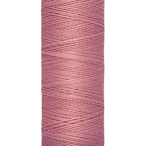 May include: A spool of Gütermann sewing thread in a dusty rose colour. The spool is labelled with "Gütermann" and "200 m - 220 yds/vgs".