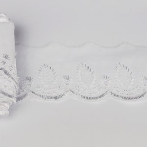 Lace with hole embroidery & shell edge - white