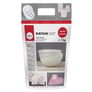Könnte beinhalten: Ein weißer Beutel mit Rayher RAYSIN 200* weißem Gießpulver, gekennzeichnet mit "Extra Strong". Der Beutel zeigt Beispiele für fertige Projekte, darunter eine Schüssel, ein Herz und ein Haus.