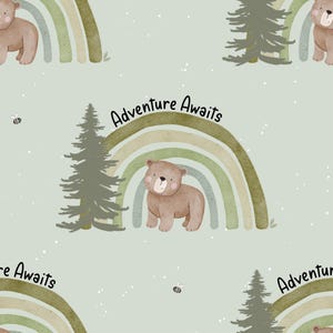Könnte beinhalten: Ein sich wiederholendes Muster mit Aquarellillustrationen von braunen Bären, Regenbogen, Kiefern und Bienen auf hellgrünem Hintergrund. Der Text "Adventure Awaits" ist über den Regenbogen gewölbt. Das Design hat ein skurriles Outdoor-Thema.