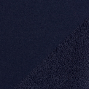 Könnte beinhalten: Nahaufnahme eines dunkelblauen Stoffes mit einer weichen, flauschigen Textur auf der einen Seite und einer glatten, festen Textur auf der anderen Seite.