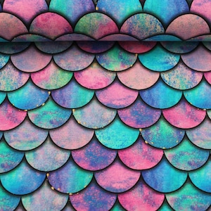 Può includere: Uno schema senza cuciture di squame di sirena iridescenti in tonalità di rosa, blu e verde con accenti di glitter dorati.