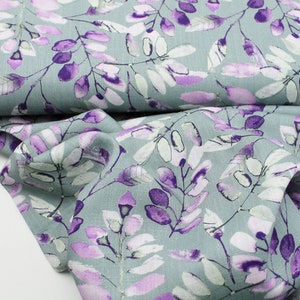 Può includere: Un tessuto blu chiaro con una stampa ad acquerello di foglie viola e bianche.